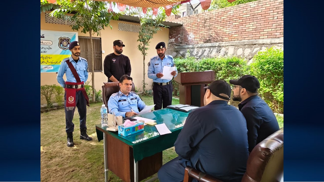 DIG Islamabad Holds Open Court, Orders Prompt Redressal of Citizens’ Complaints; PO Branch In-Charge and Team Rewarded for Outstanding Performance